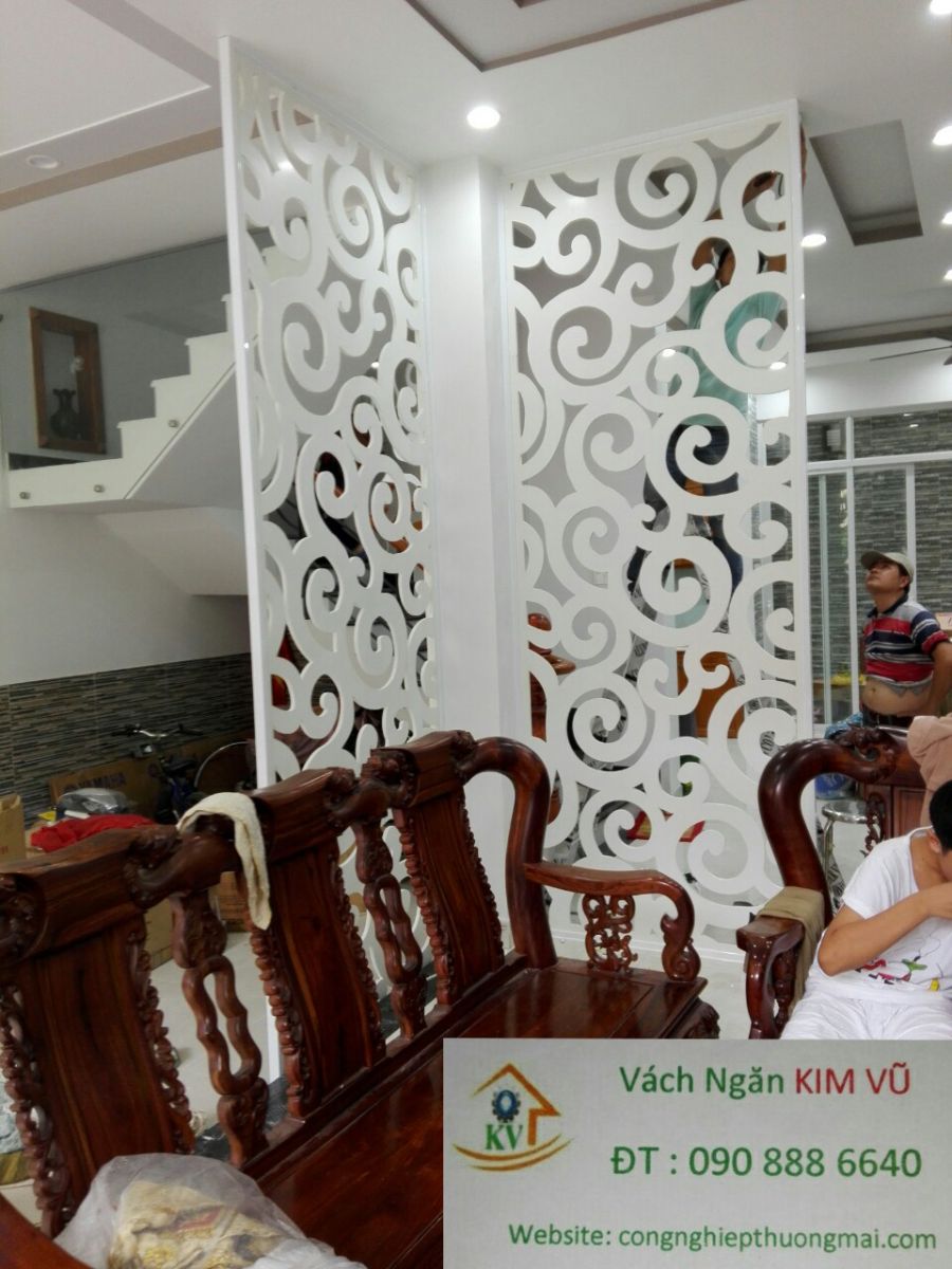 vach ngan phong khach
