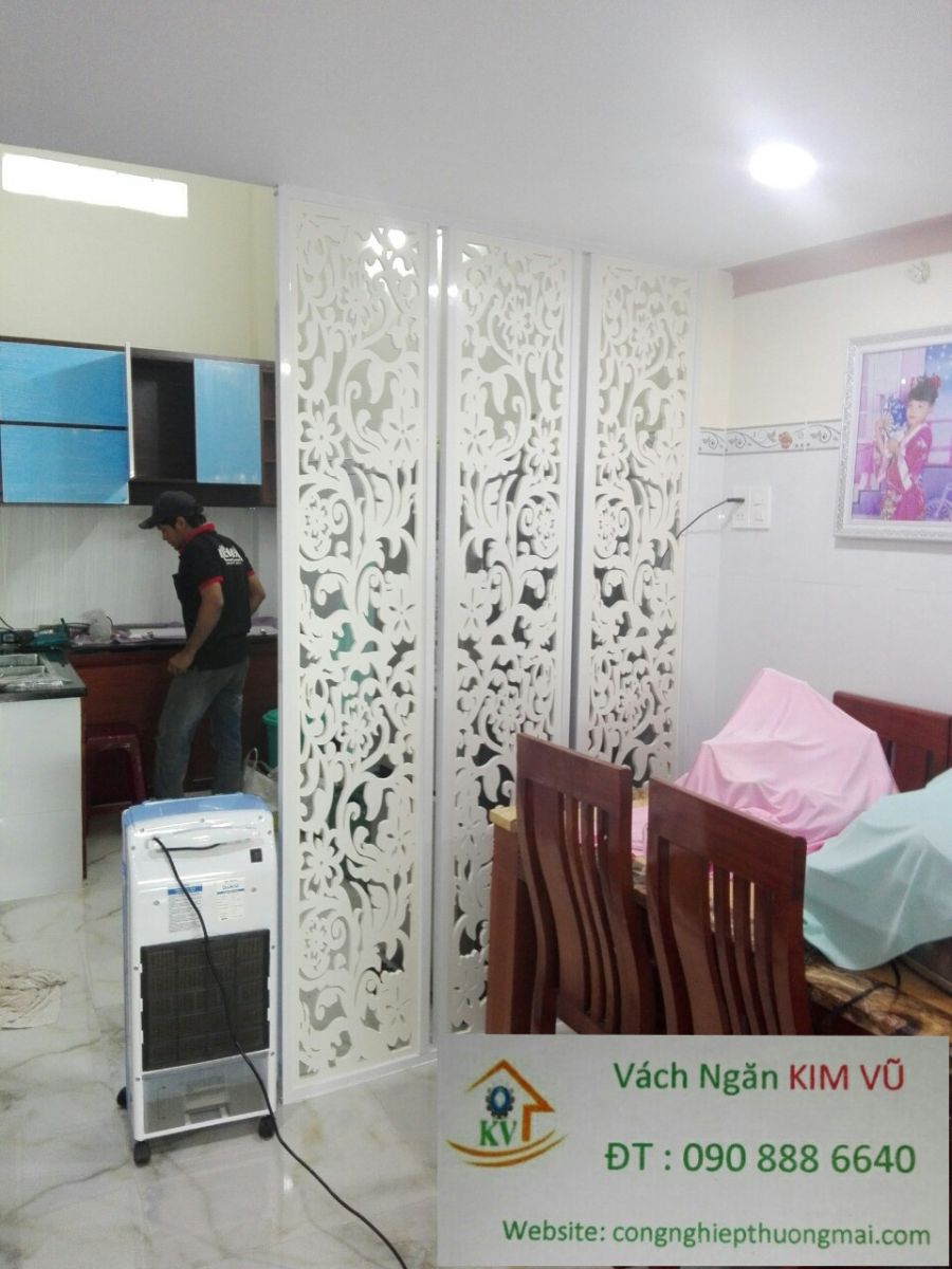 vach ngan phong bep